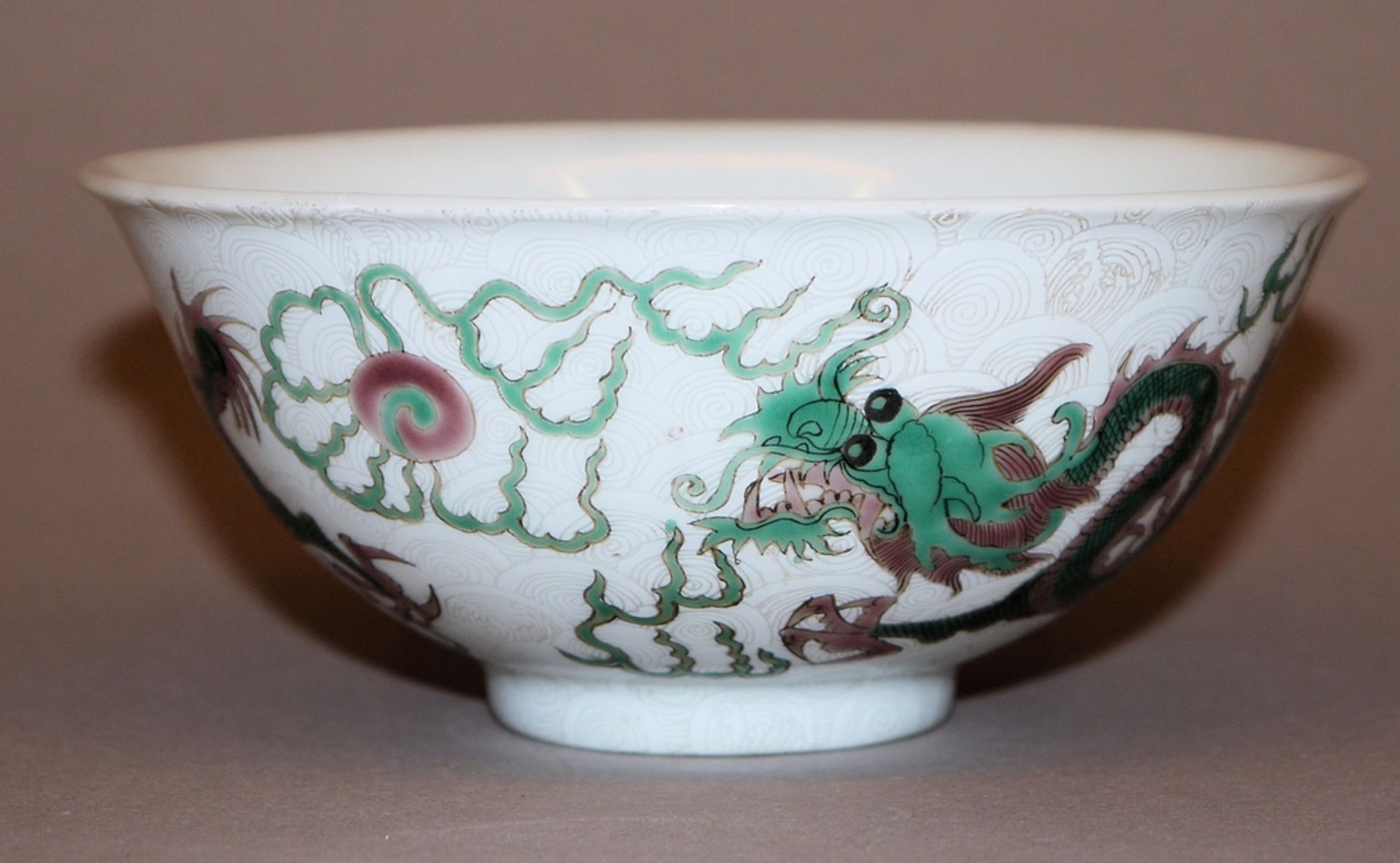 Feine Sgraffito-Schale mit Drachendekor, gemarkt Tongzhi, China 19. Jh.