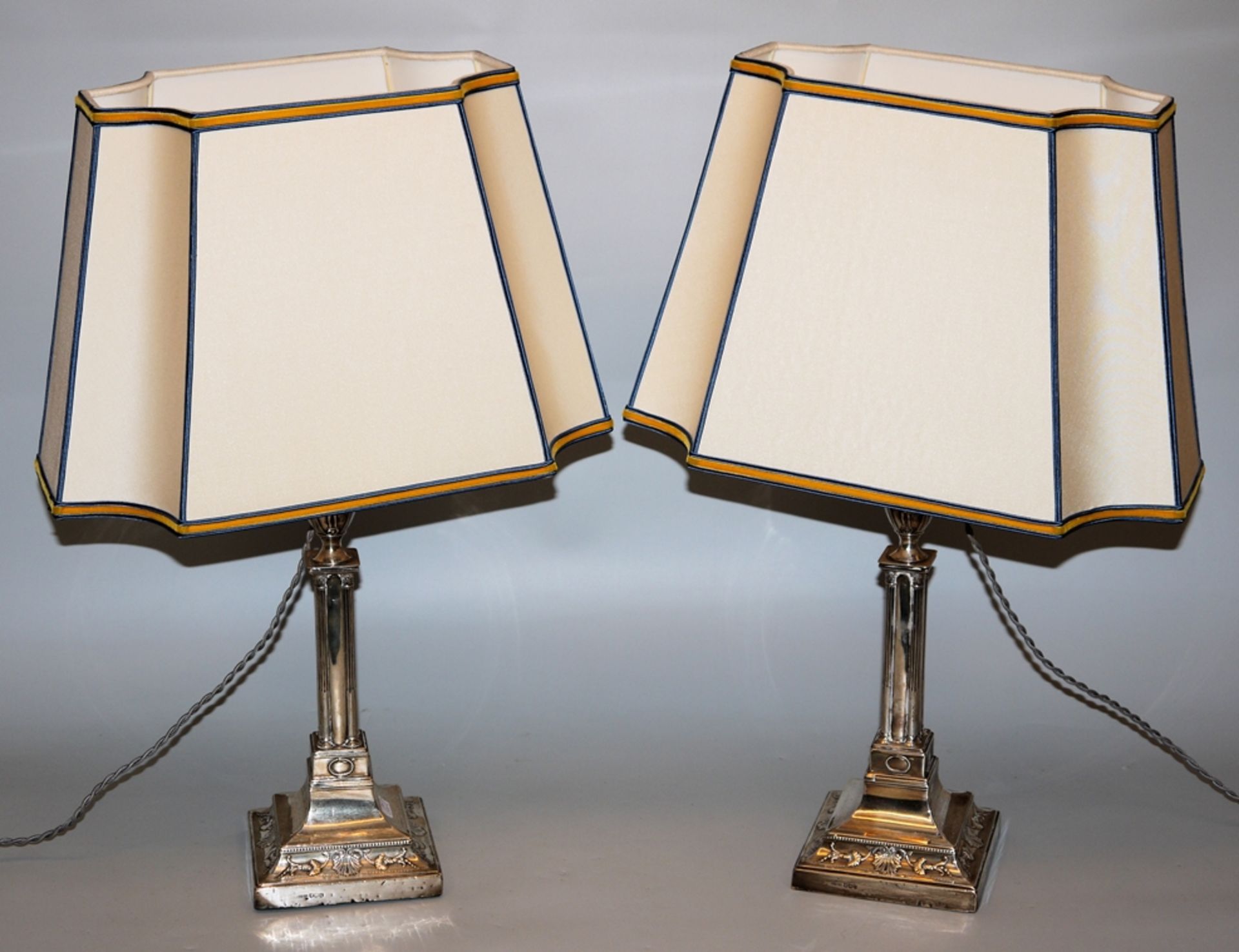 Paar Tischlampen mit Silber-Leuchter-Füßen, M & R Ltd., Sheffield 1920