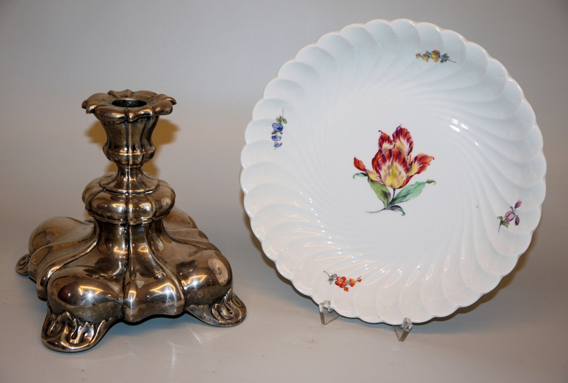 Silberner Barockform-Leuchter von Franz Bibus um 1930/40 und Zierteller von Nymphenburg