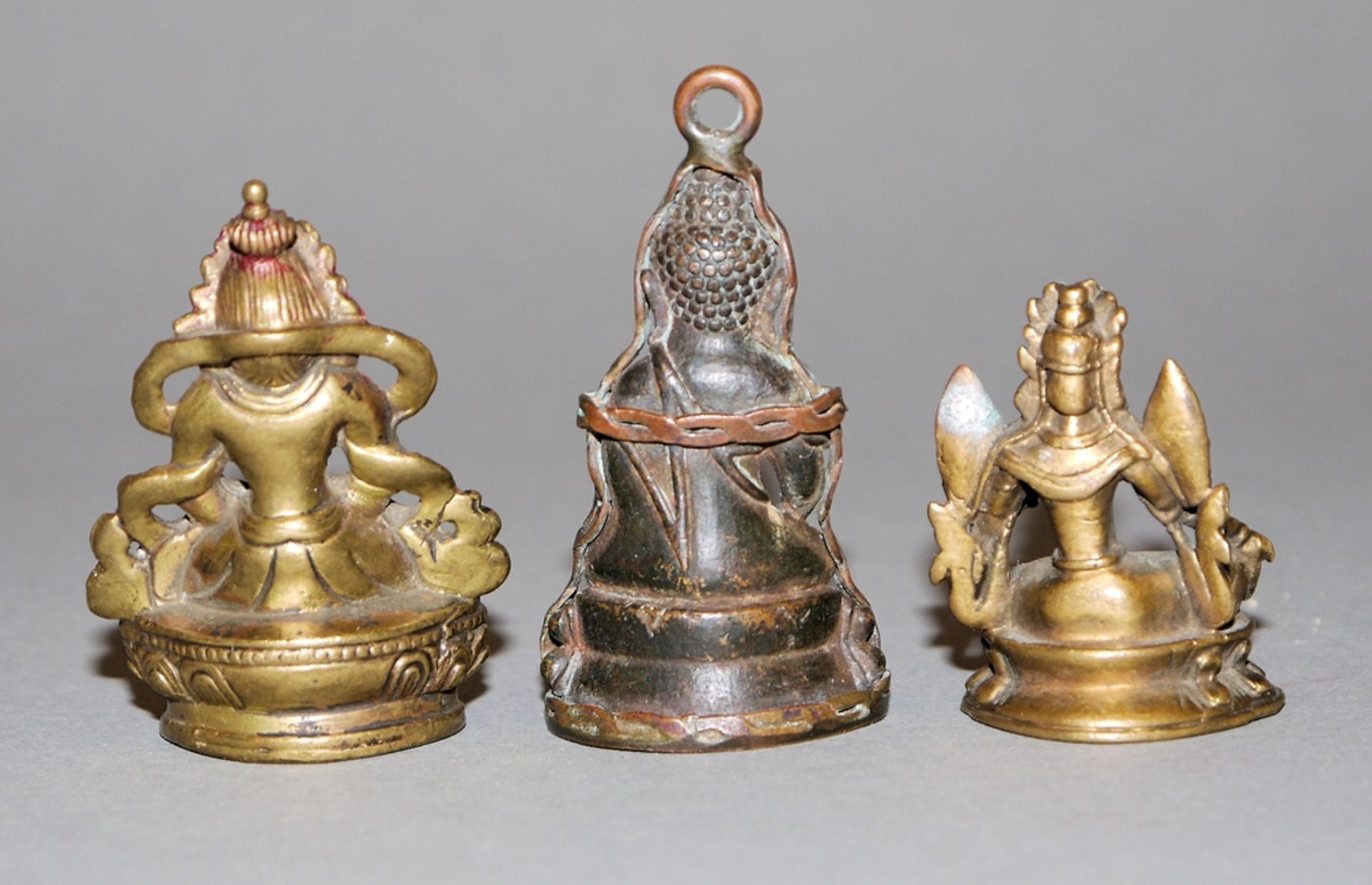 Buddha Amitayus, Tara und ein weiterer Buddha, drei Miniaturbronzen, Tibet 18./19. Jh. - Bild 2 aus 3