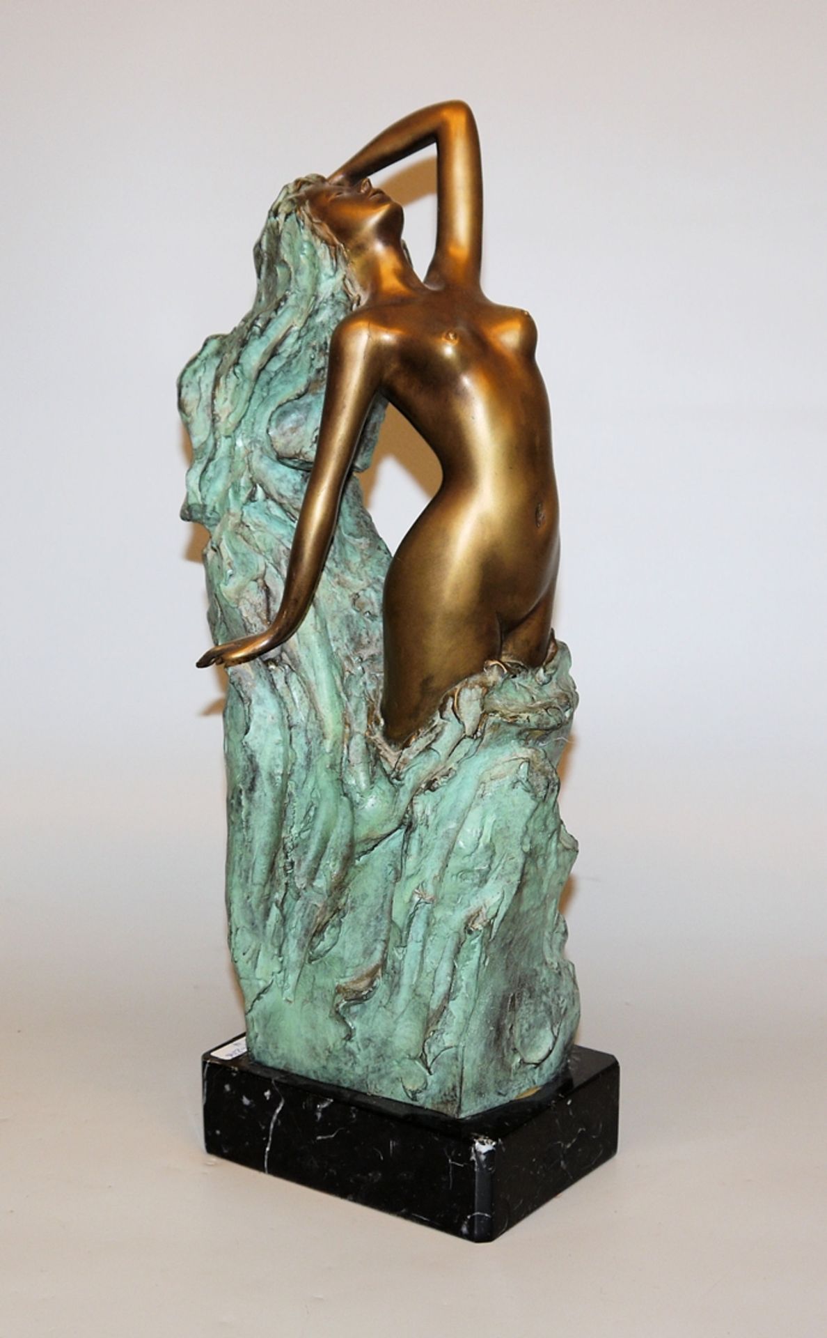 Gianni Visentin, "Renata on the rocks", Bronzeplastik