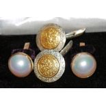 Zwei paar Manschettenknöpfe mit Perlen u.a., Gold/Silber