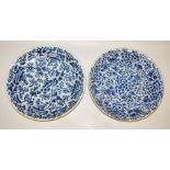 Paar große Blauweiß-Teller, Kangxi-Zeit, China um 1700