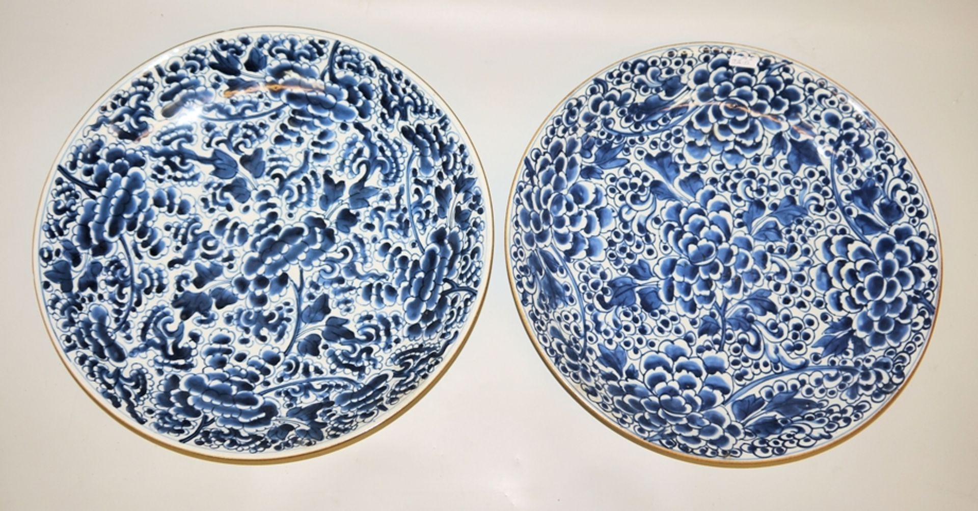 Paar große Blauweiß-Teller, Kangxi-Zeit, China um 1700