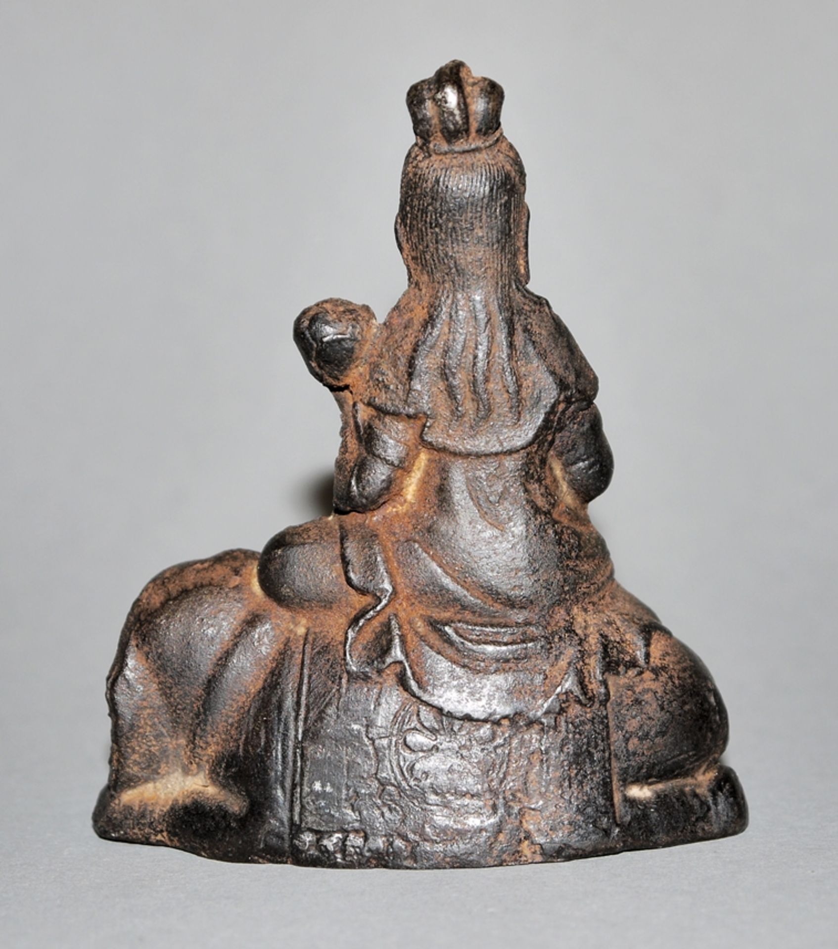 Bodhisattva auf Elefant, Eisenbronze der Ming-Zeit, China wohl 16./17. Jh. - Bild 2 aus 3