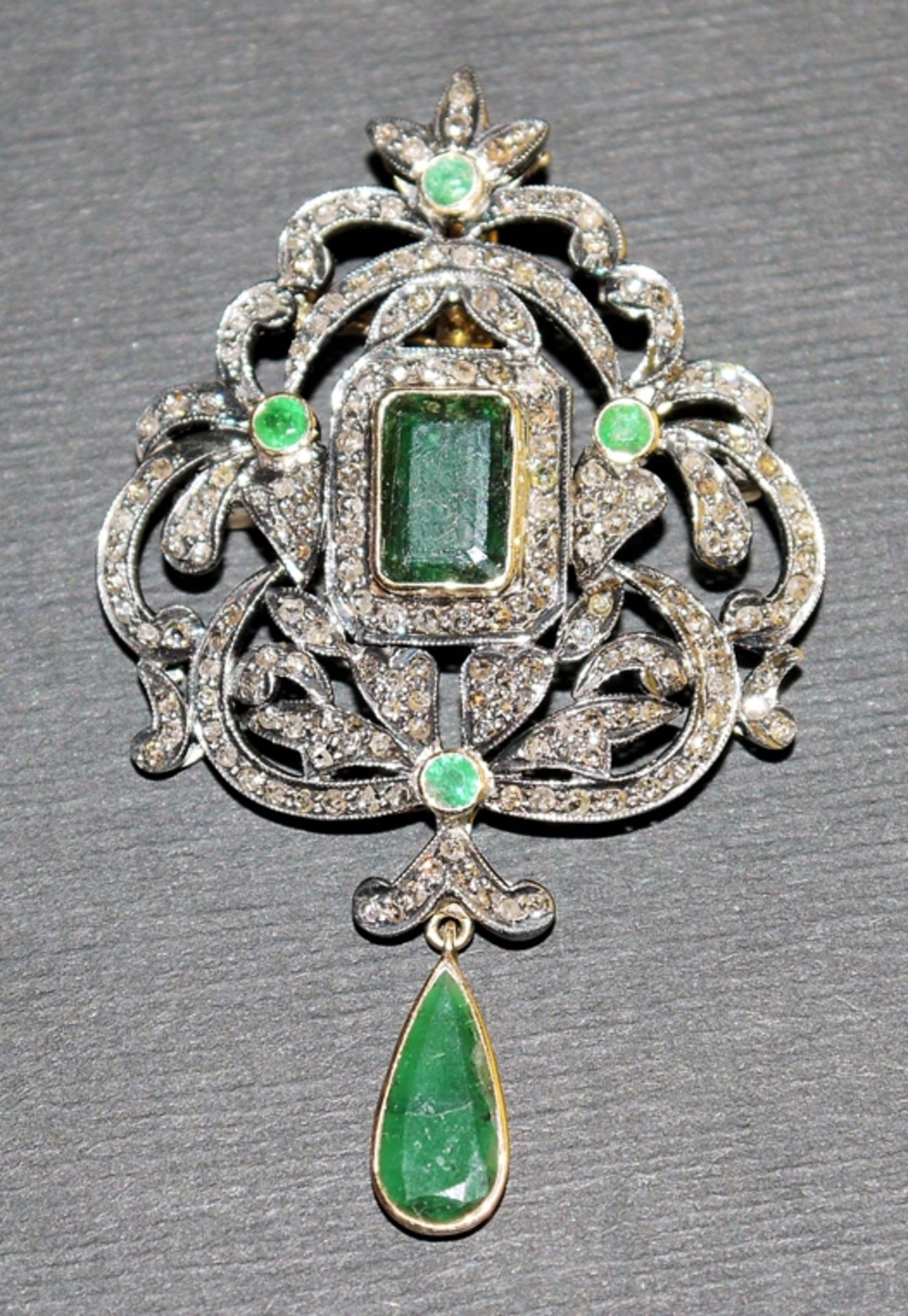 Prächtiger Anhänger mit Smaragden und Diamantrosen, Gold, Russland, um 1880/1900