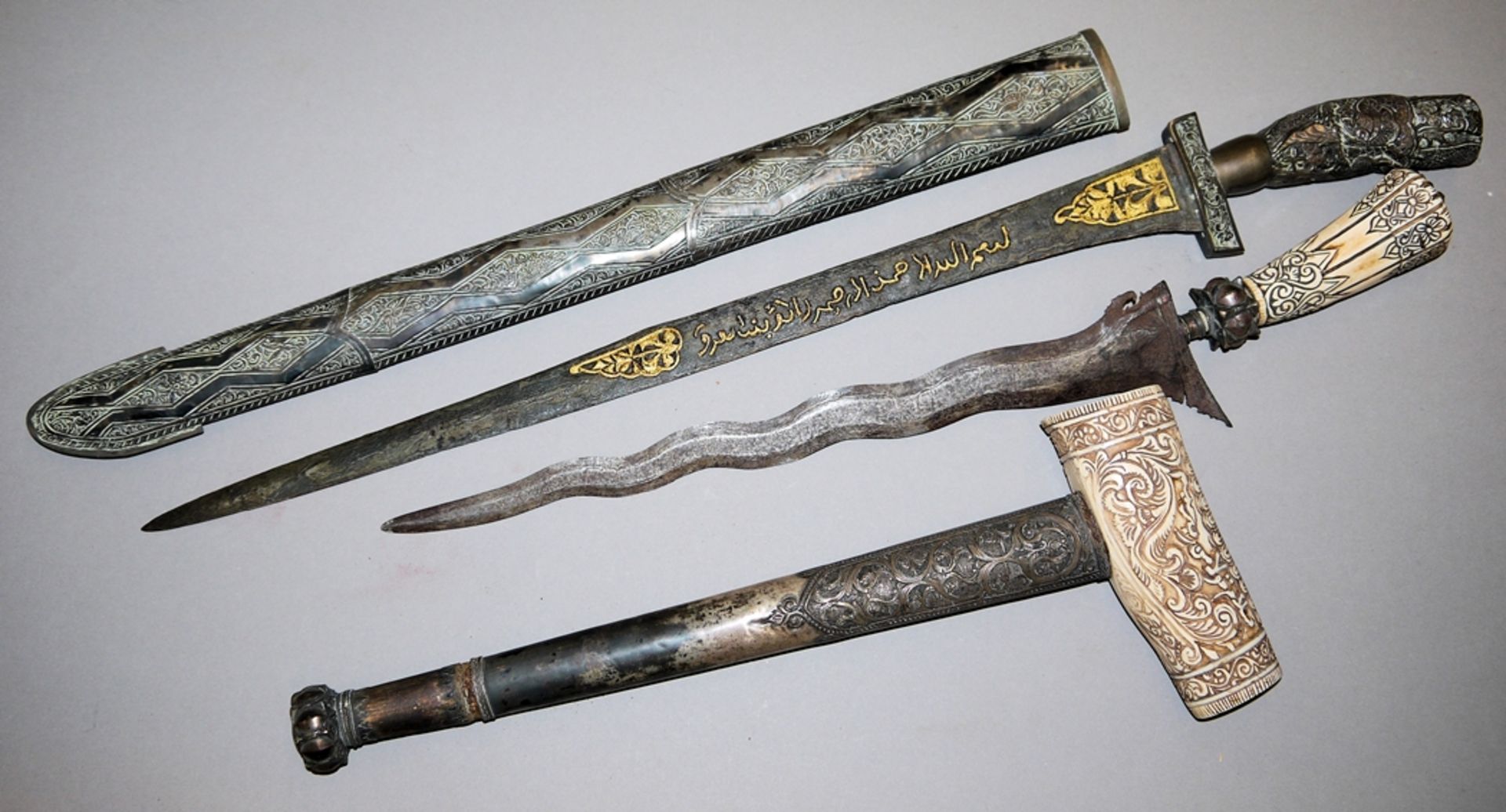 Ein malaiischer Kris und ein javanischer Pedang Lurus, Anfang 20. Jh.