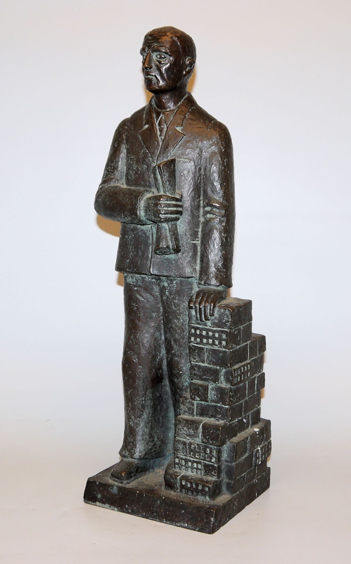 Monogrammist S.E. (F.E.) von 1957, Bronzeplastik eines Architekten, H 48 cm