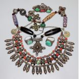 Zwei Ketten und drei Fingerringe, feiner Ethnoschmuck aus aller Welt