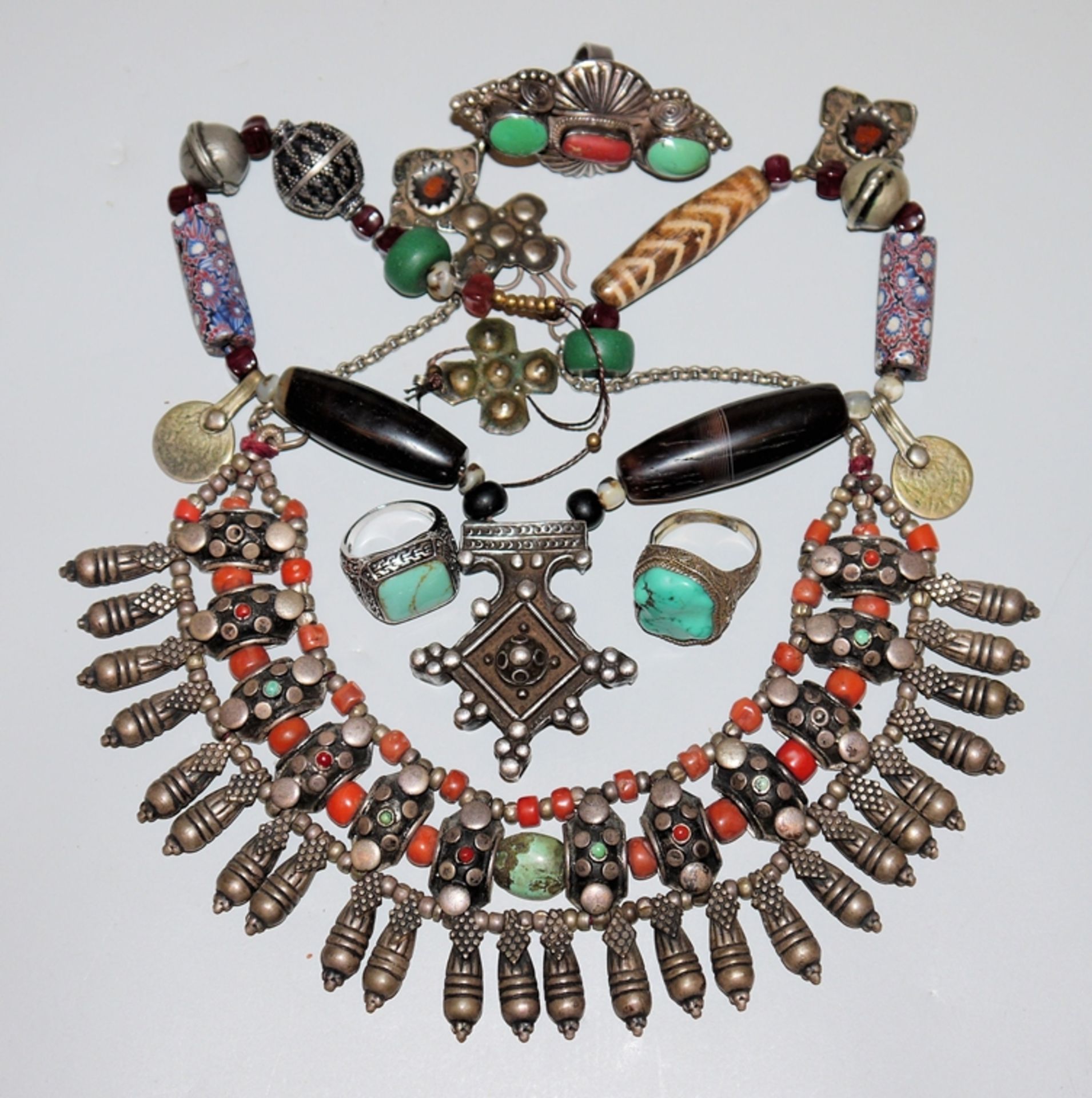 Zwei Ketten und drei Fingerringe, feiner Ethnoschmuck aus aller Welt