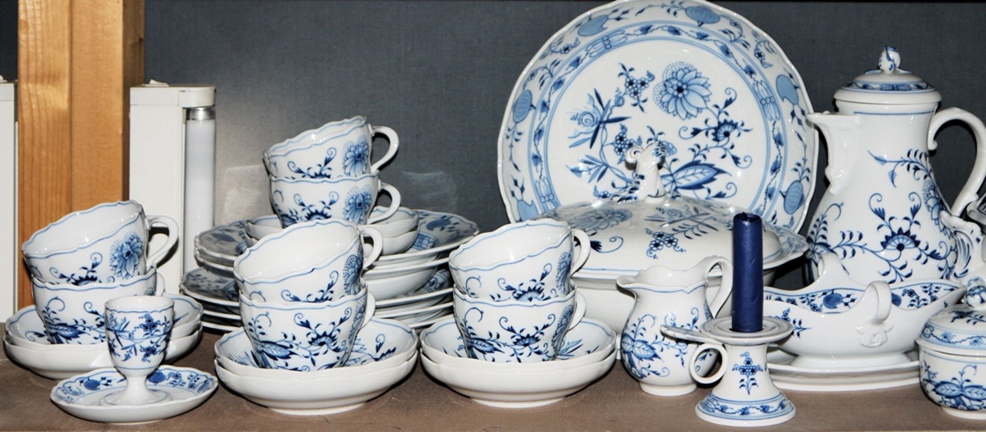 Porzellan-Kaffeeservice für 10 Personen und Speise-Restservice Zwiebelmuster, Meißen, überwiegend 1 - Bild 2 aus 3