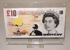 Banksy, Dismal 10 Pound Canvas, Multiple von 2015, Dismaland, unter Plexiglas