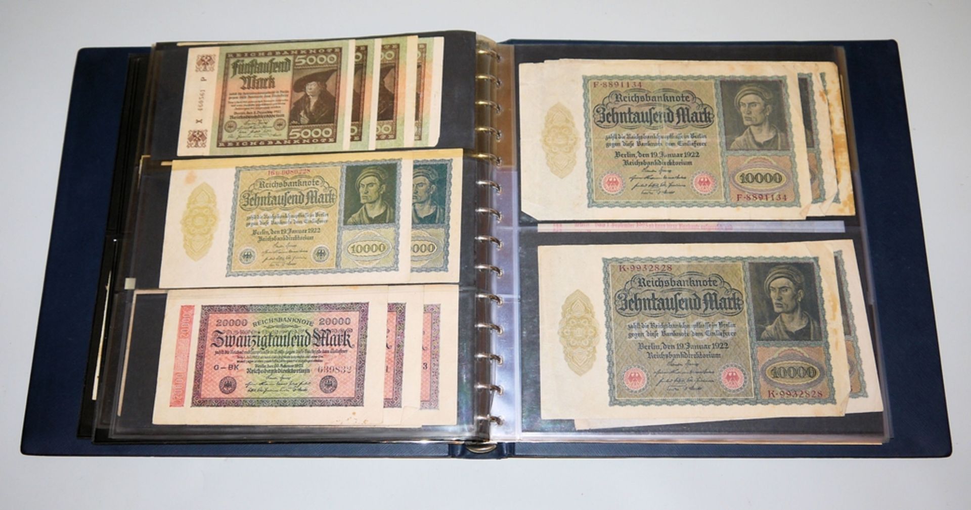 Stattliche Sammlung Städte-Notgeld und Banknoten aus aller Welt, in vier Ringbuch-Alben