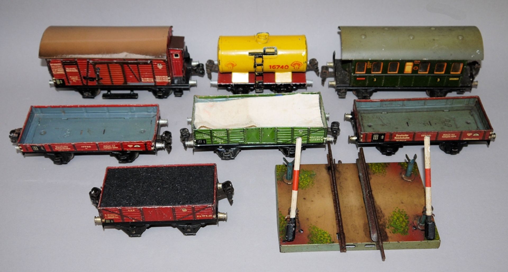 Sammlung Märklin Eisenbahnen Spur 0, u.a. 2 Lokomotiven Modell R 900, 13 Teile - Bild 3 aus 3