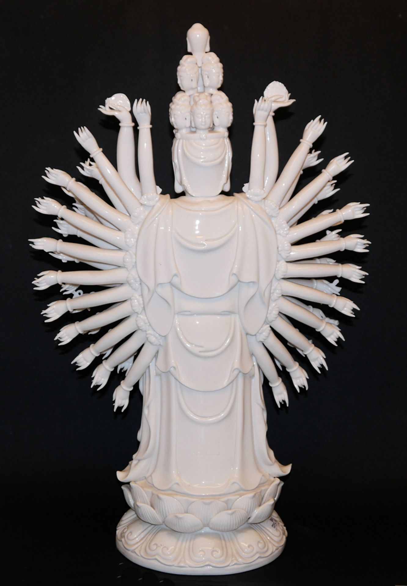 Tausendarmiger Bodhisattva, Blanc de Chine Porzellan aus Dehua, China 20. Jh. - Bild 2 aus 2