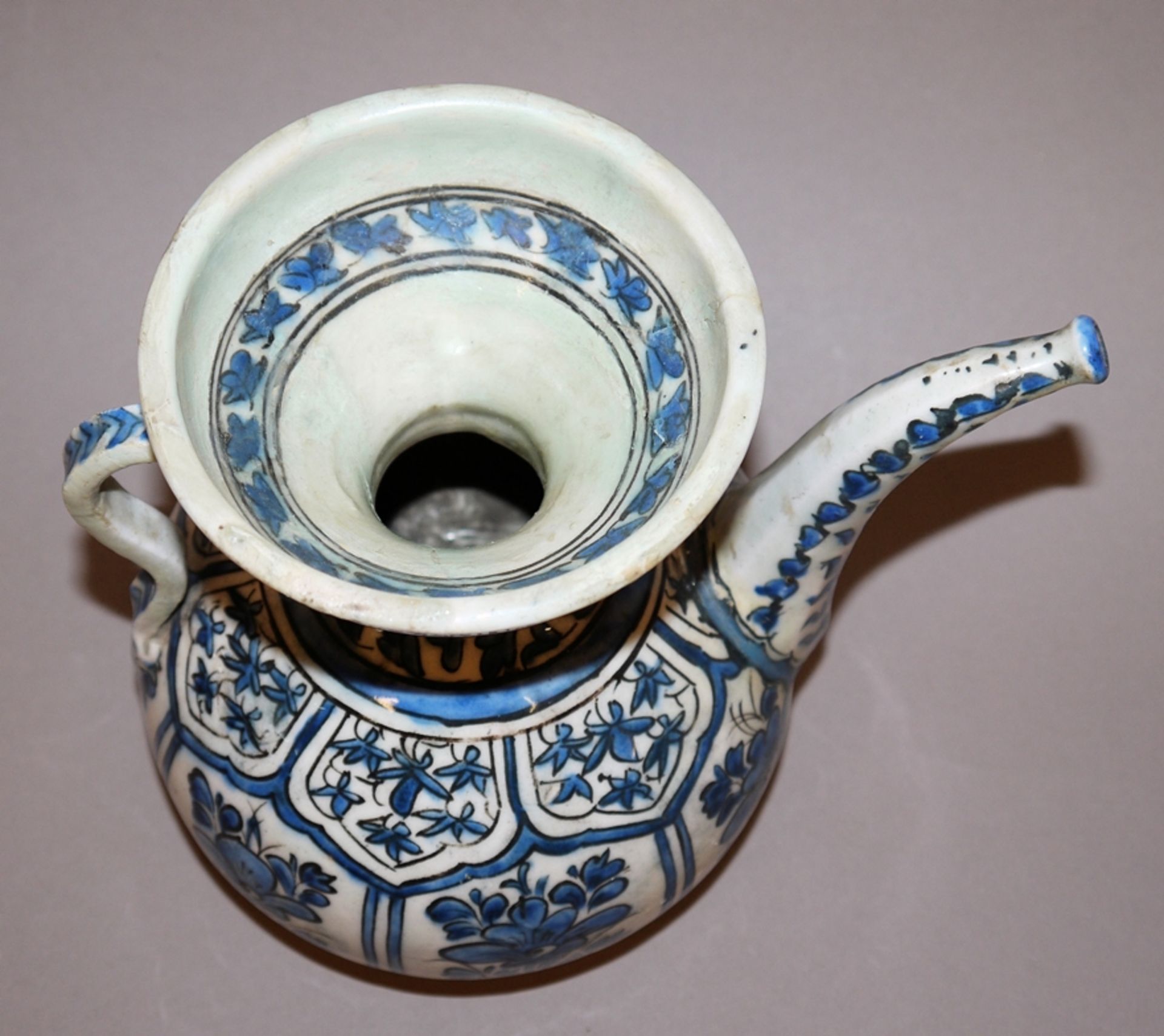 Blauweiß-Kanne im chinesischen Ming-Stil, safawidisch, Persien 17. Jh. - Bild 3 aus 3