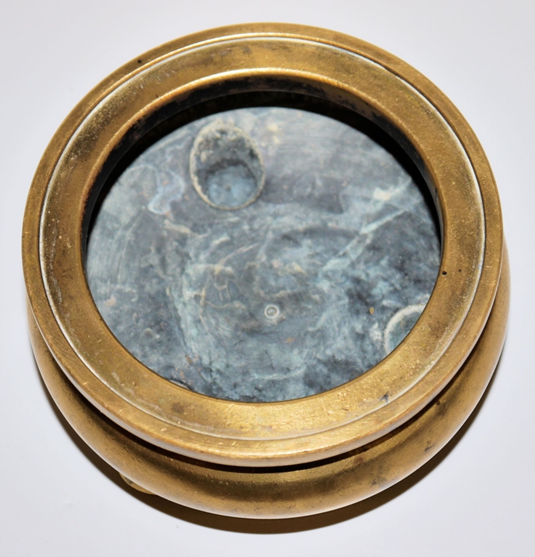 Dreifuß-Räucherbecken aus goldfarbener Bronze, Qing-Zeit, China 19. Jh. - Bild 2 aus 3