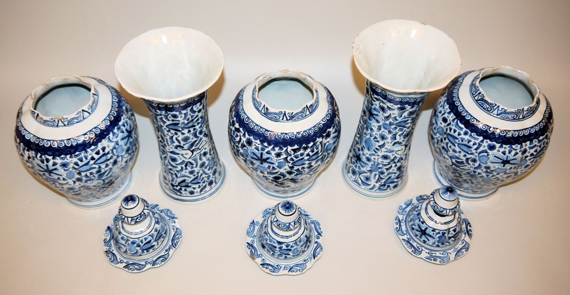 Fünfteilige Vasengarnitur mit Engelmotiven, Delft, Anfang 18. Jh. - Bild 2 aus 3