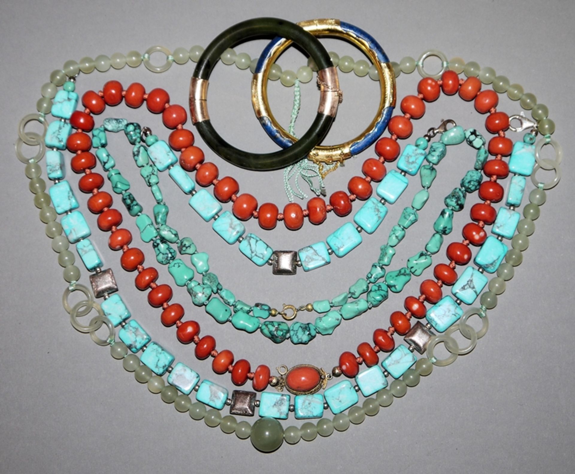 Sammlung Halbedelsteinschmuck aus aller Welt: Koralle, Jade, Türkis u. Lapislazuli