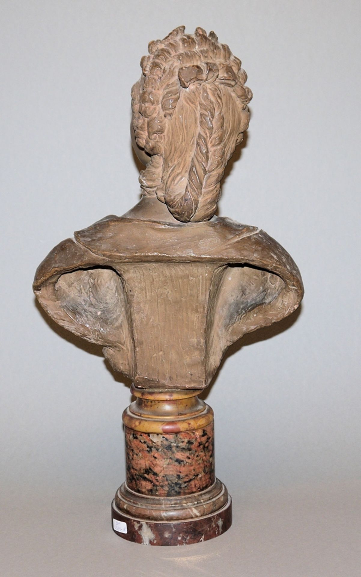 Augustin Pajou-Werkstatt zugeschr., Terrakotta-Büste einer jungen Adeligen, 2. H. 18. Jh. - Bild 3 aus 3