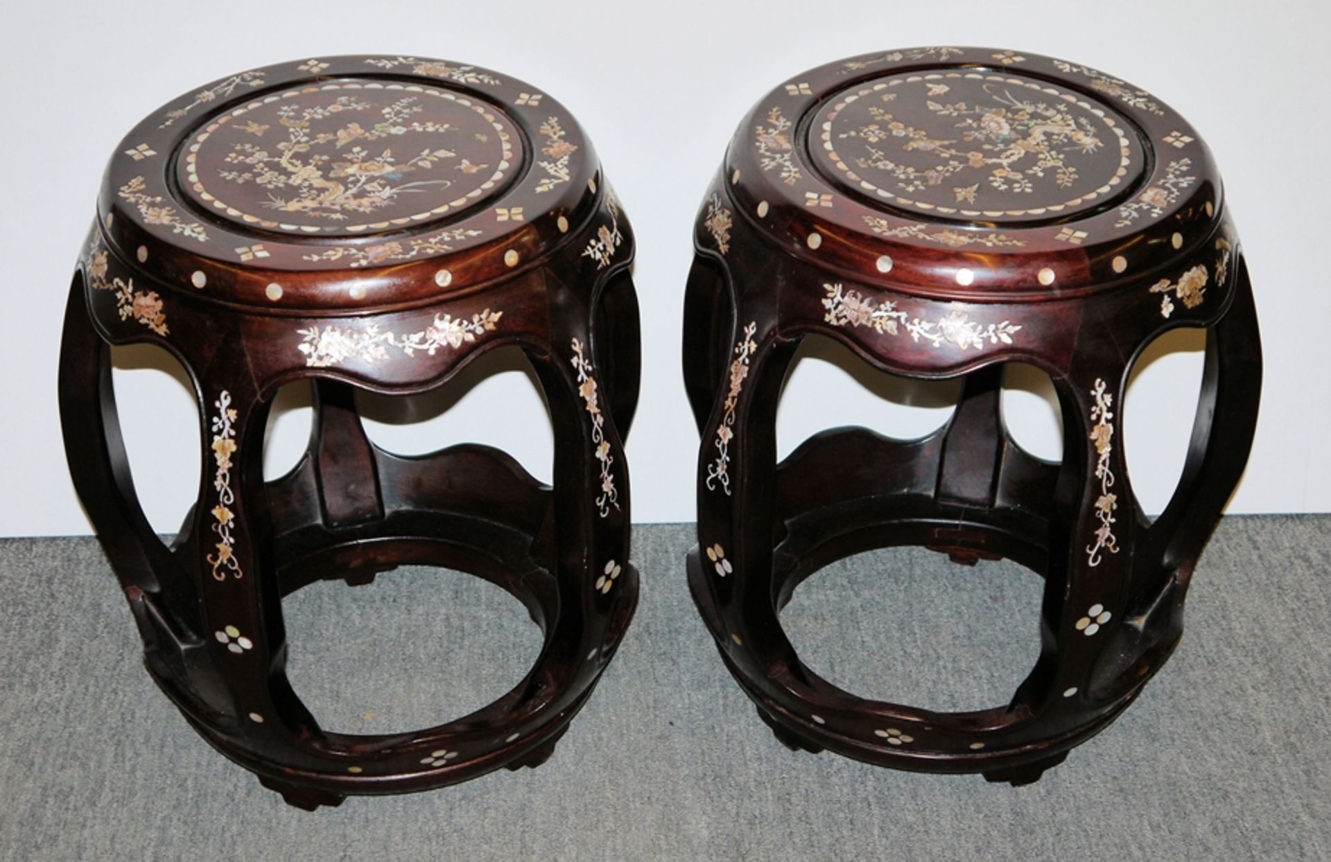 Zwei chinesische Edelholz-Hocker mit Perlmuttintarsien