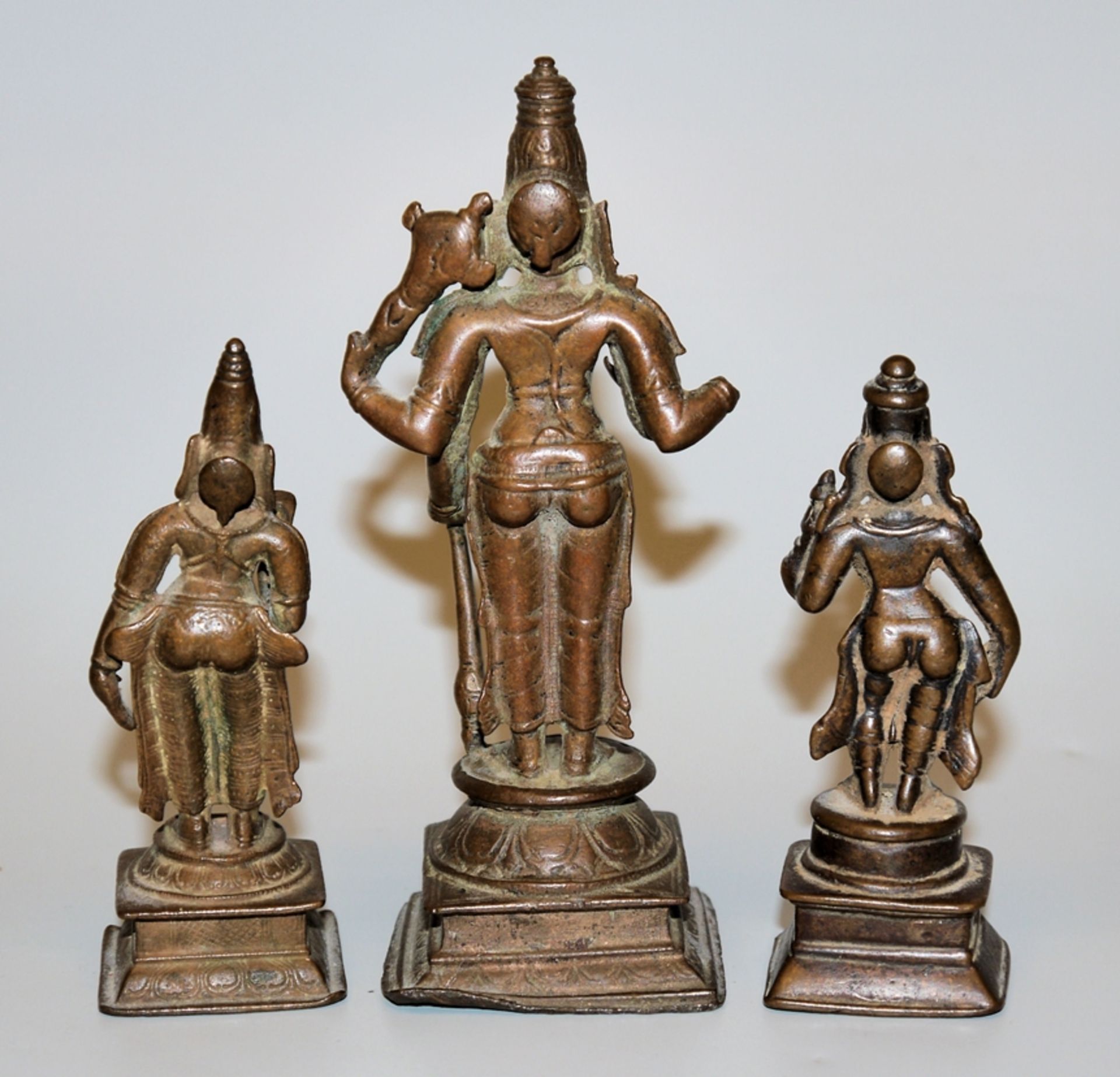 Dreiergruppe des Gottes Vishnu mit Gemahlinnen, drei Kleinbronzen aus Süd-Indien 17./18. Jh. - Bild 2 aus 2