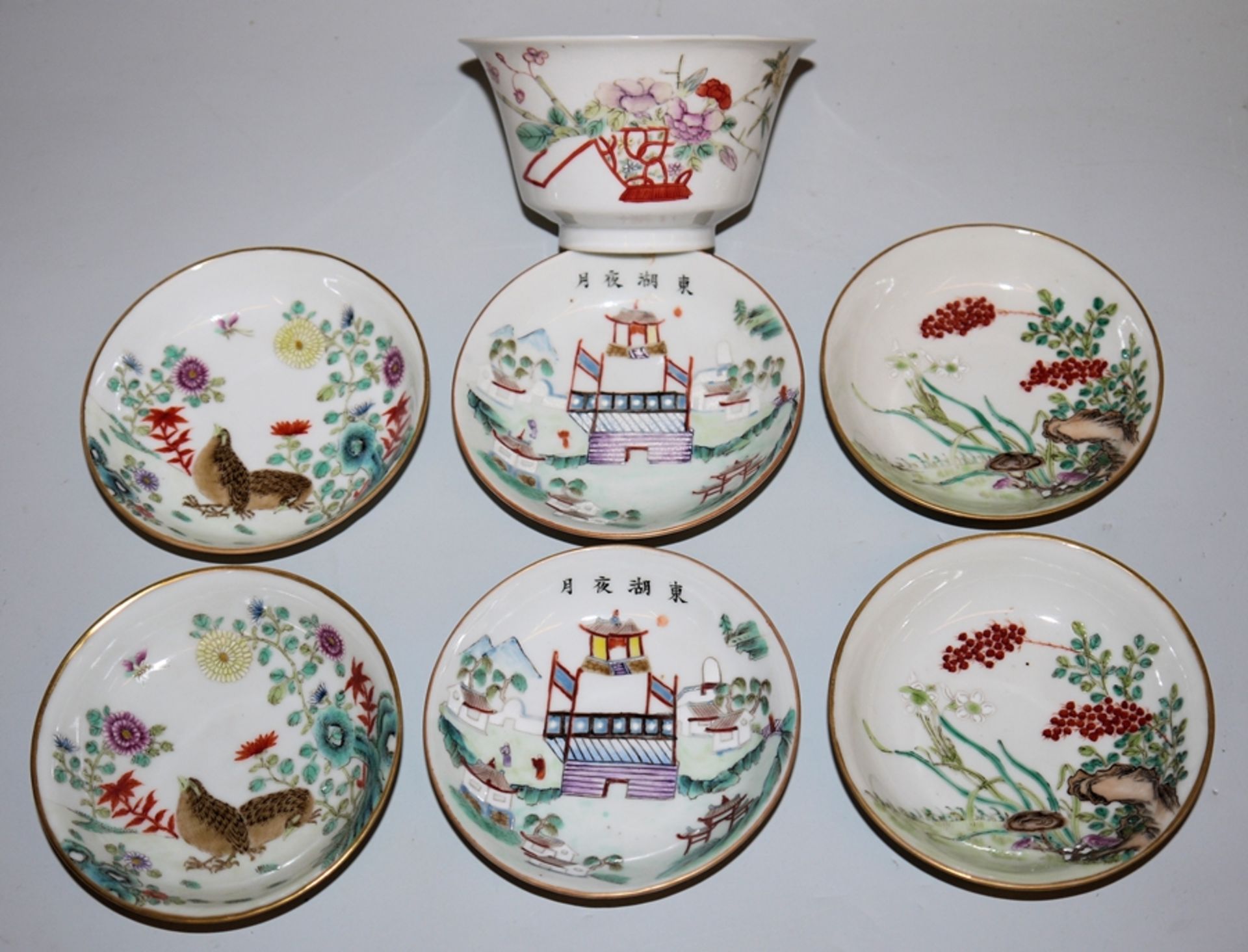 Sechs Tellerchen und eine Teeschale mit feiner Malerei, China 19. & 20. Jh.