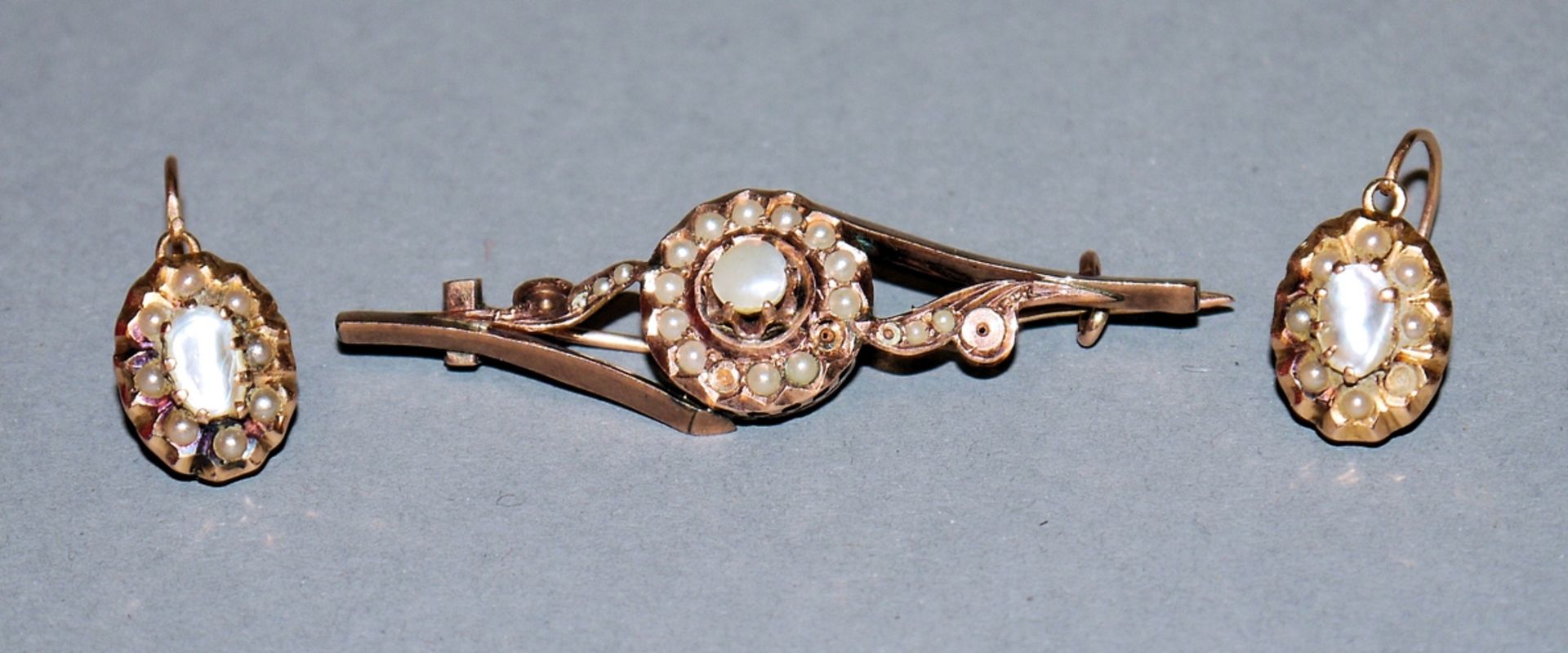 Ohrhänger und Stabbrosche mit Perlchen und Perlmutt, Gold, 19. Jh., Liebhaberstücke!