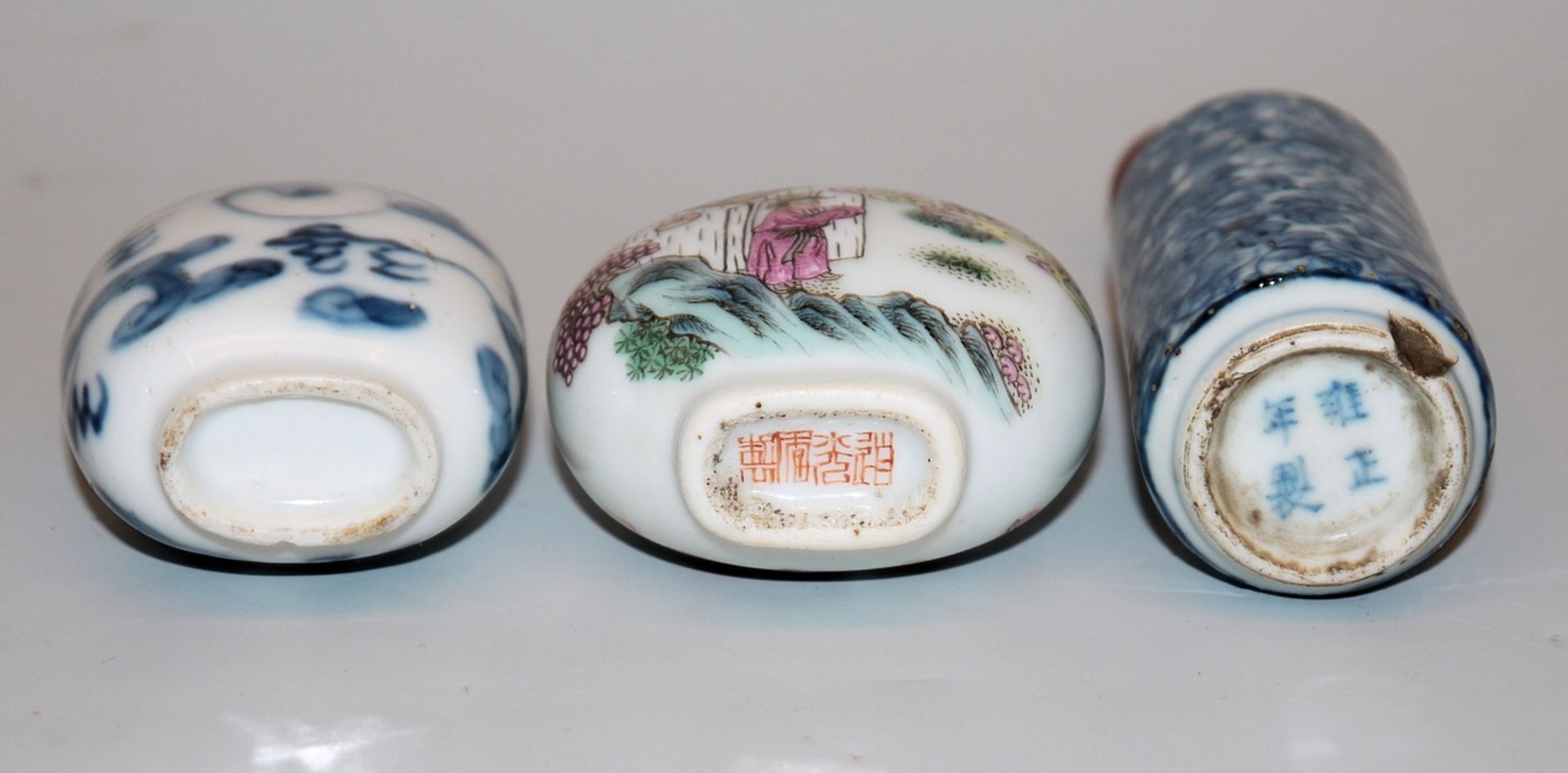Drei feine Porzellan-Snuffbottle, China um 1900 - Bild 3 aus 3