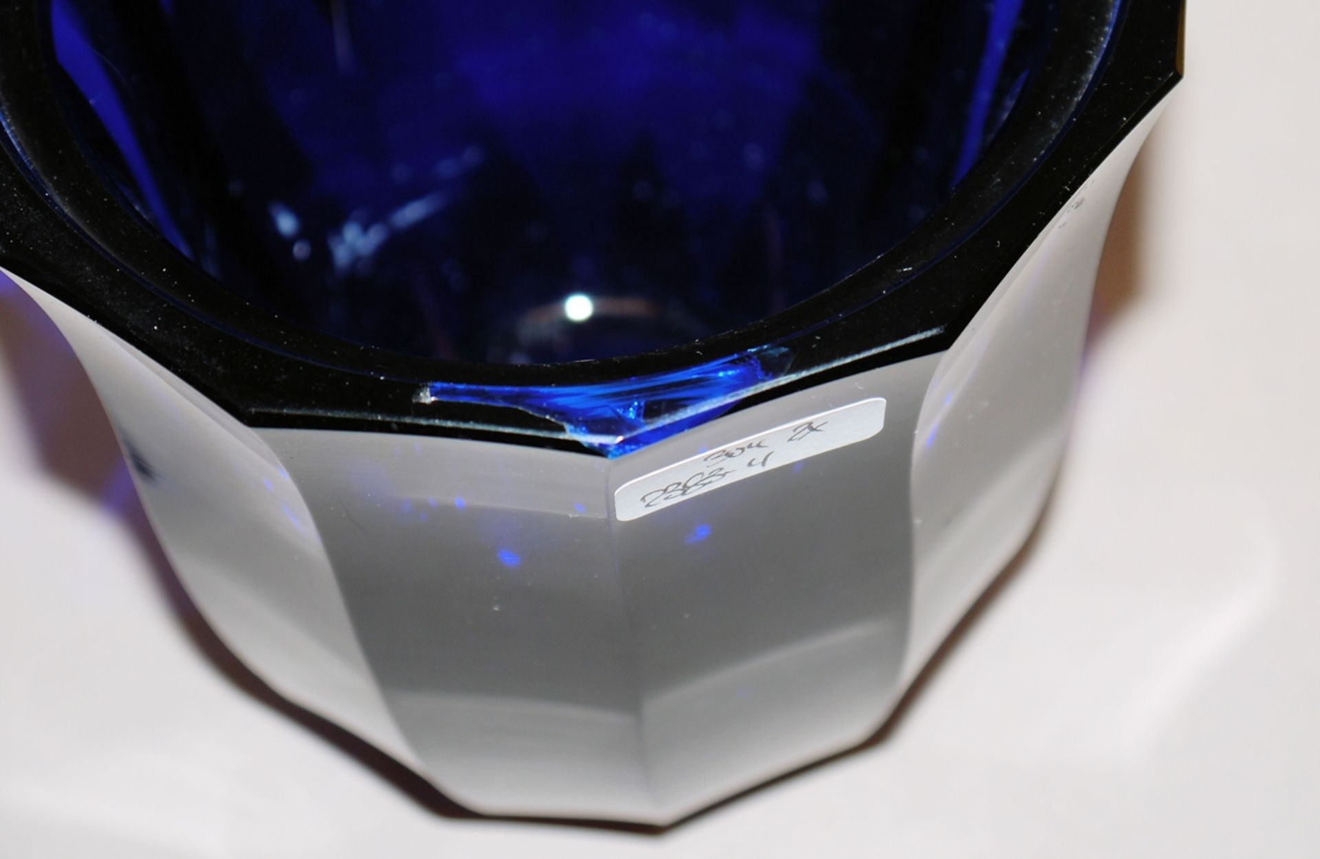 Deckeldose und Vase aus facettiertem Glas, wohl Moser, Karlsbad um 1920 - Bild 2 aus 2