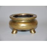 Dreifuß-Räucherbecken aus goldfarbener Bronze, Qing-Zeit, China 19. Jh.