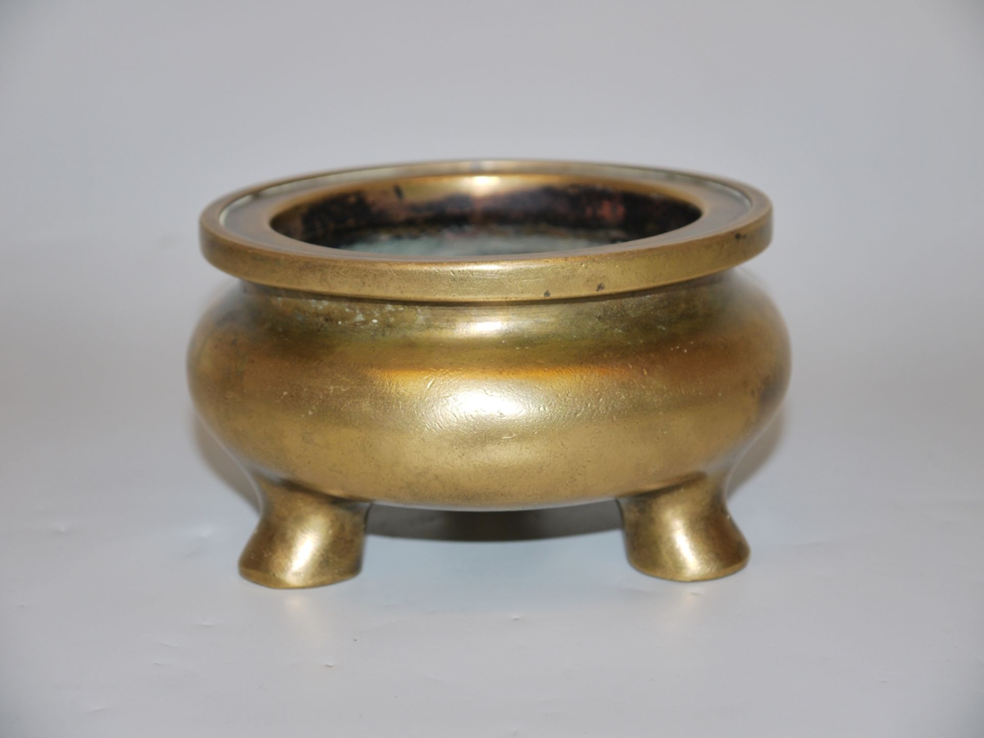 Dreifuß-Räucherbecken aus goldfarbener Bronze, Qing-Zeit, China 19. Jh.