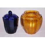 Deckeldose und Vase aus facettiertem Glas, wohl Moser, Karlsbad um 1920