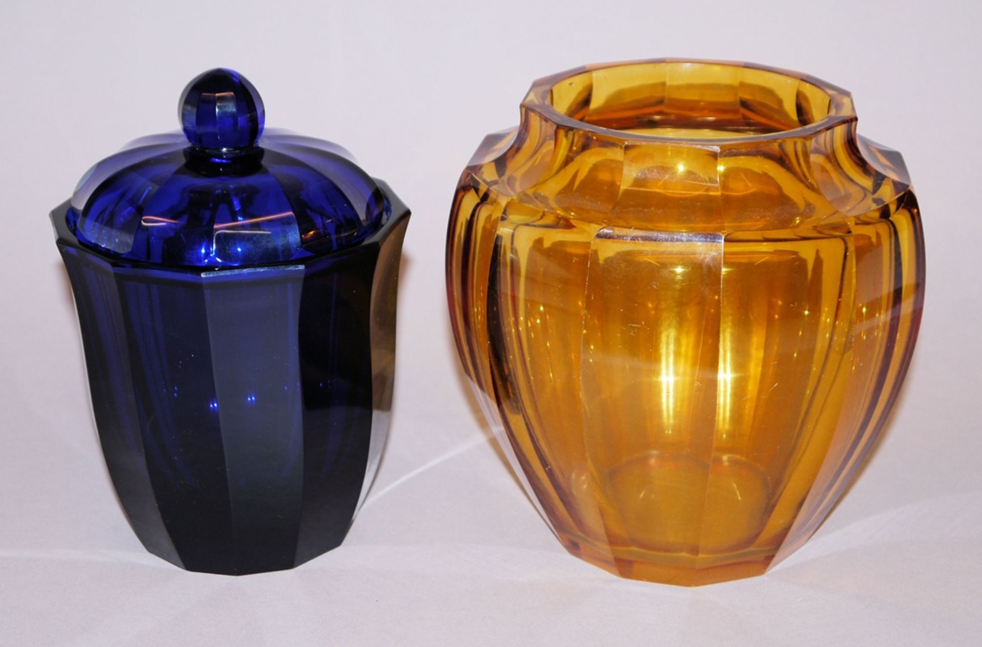 Deckeldose und Vase aus facettiertem Glas, wohl Moser, Karlsbad um 1920