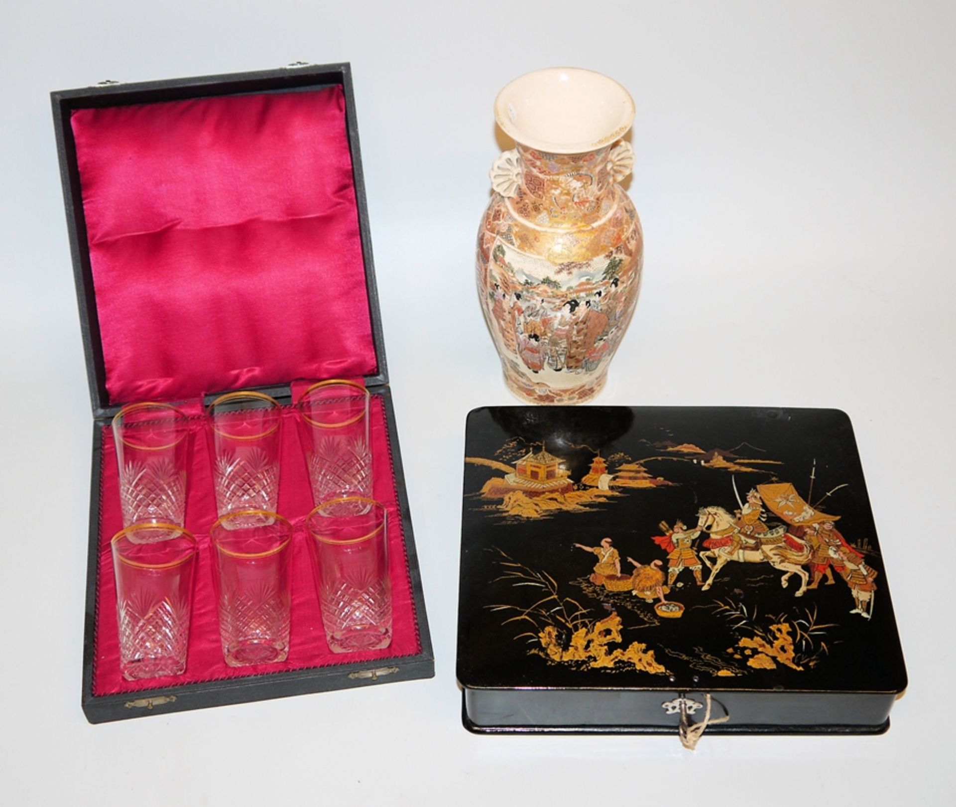 Chinoiserie-Schatulle, feiner Trinkgläser-Satz und Satsuma-Vase, Frankreich, England und Japan um 1