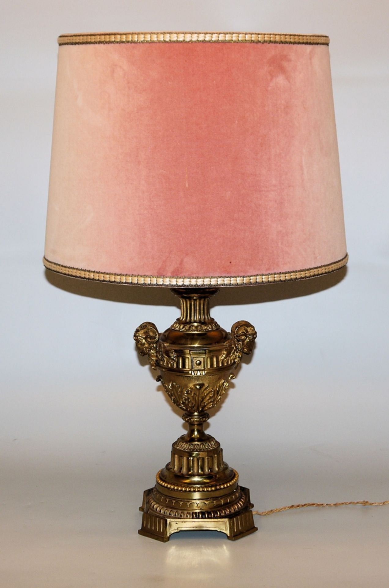 Prachtvolle Tischlampe mit Cassolette-Vasenfuß, Frankreich 19./20. Jh.