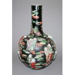 Tianqiuping-Vase in famille noire mit Luohan, Republik-Zeit, China 1. H. 20. Jh.
