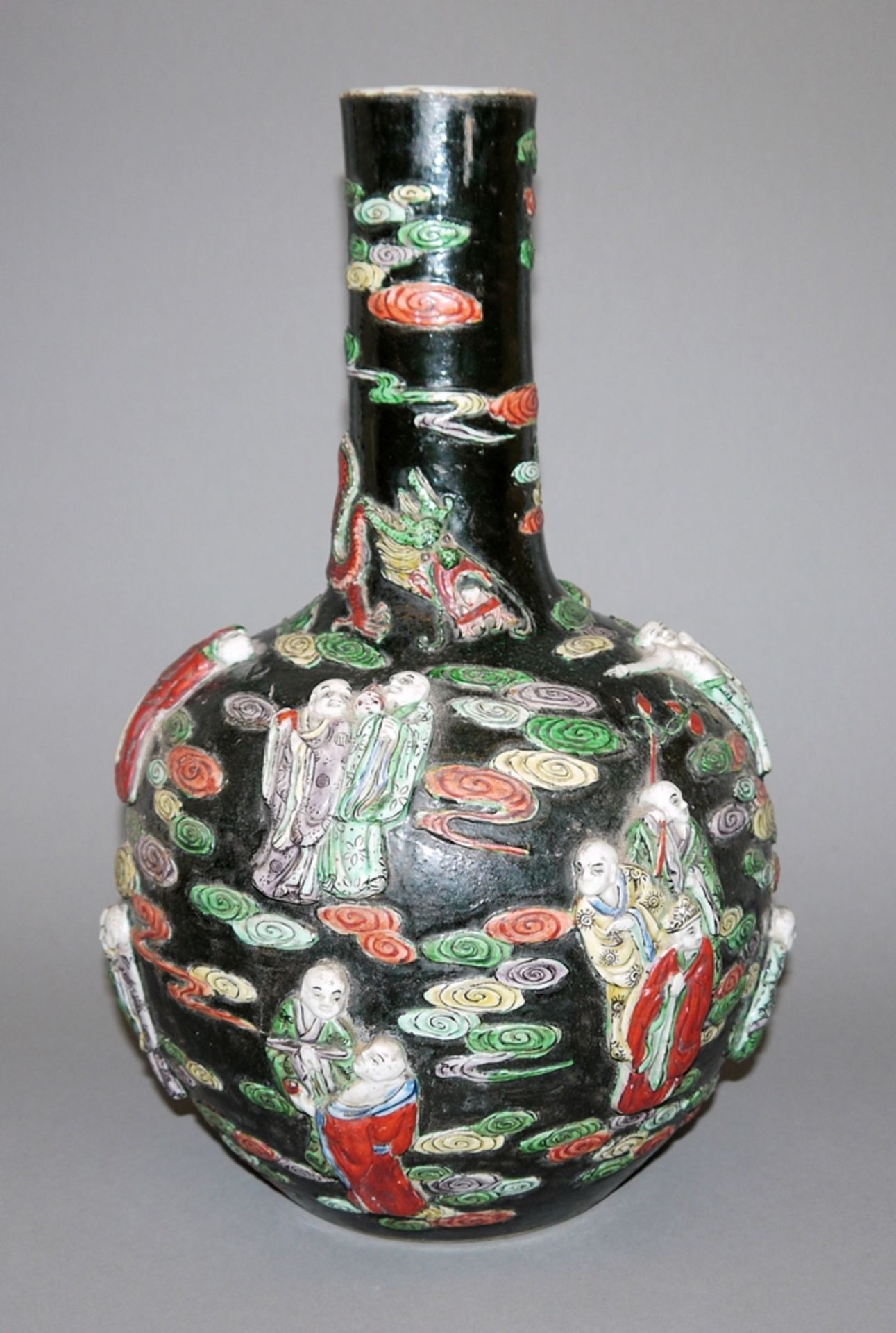 Tianqiuping-Vase in famille noire mit Luohan, Republik-Zeit, China 1. H. 20. Jh.