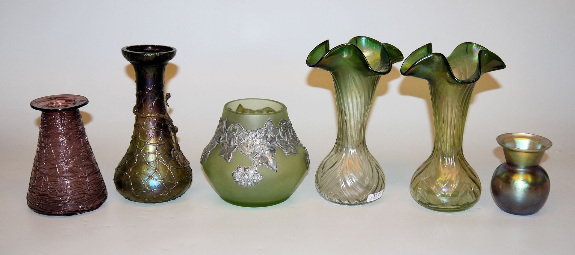 Sechs Glasvasen des Jugendstils