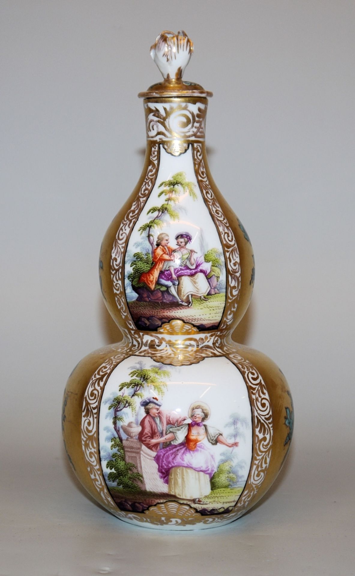 Kalebassen-Vase mit Watteau-Szenen, Helena Wolfsohn, Dresden, Ende 19. Jh.
