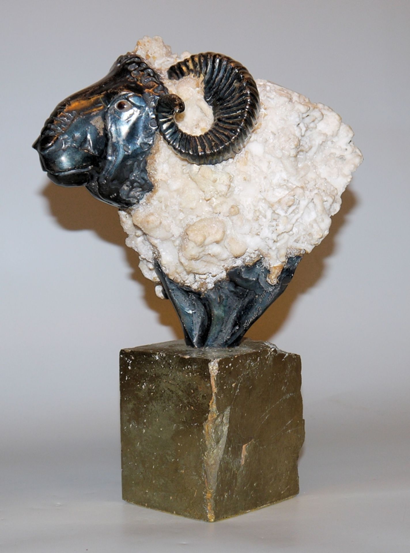 Der Widder "mit dem goldenen Vlies", Kunstobjekt aus Naturstein und Silber - Bild 2 aus 3