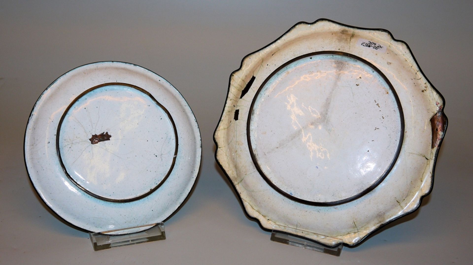 Zwei Teller in Kanton-Email, Qianlong-Zeit, China 18. Jh. - Bild 2 aus 2