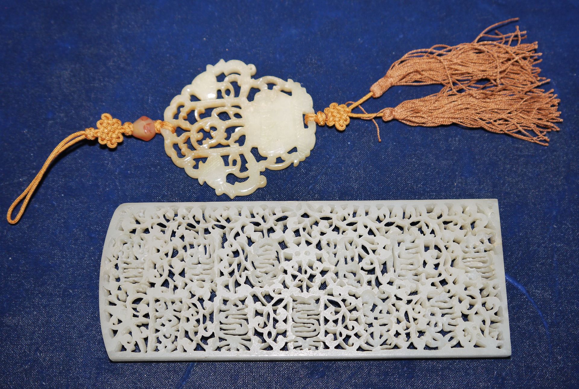 Zwei chinesische Jade-Plaketten, Sammlung Porzellanmünzen und zwei Löwenhunde aus Steatit - Bild 4 aus 4