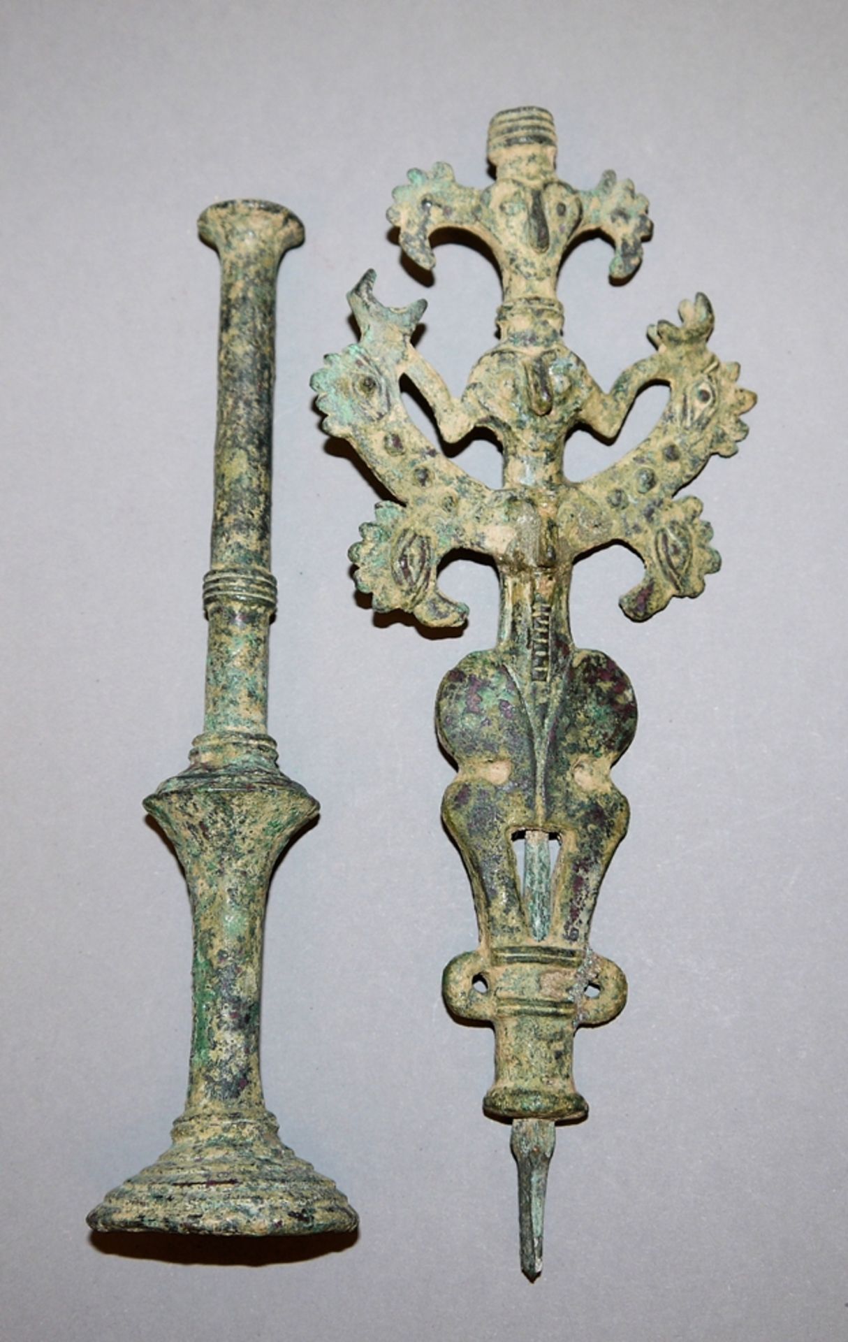 Standartenaufsatz mit Ständer, Luristan-Bronze, Iran, wohl 8./ 7. Jh. v. Chr.  - Bild 3 aus 3