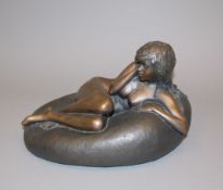 James Butler, "Girl on cushion", Bronzeplastik von 1980/81