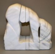 Lutz Brockhaus, "Sich bückende", mehrteilige Marmorskulptur von 1985
