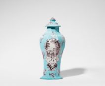 Deckelvase mit drei Chinoiserien in Reserven