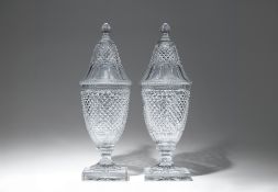 Zwei Deckelvasen mit Diamantschliff