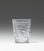 Becher mit vier Figuren in Nischen