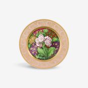 Speiseteller mit spiegelfüllenden Aurikelblüten